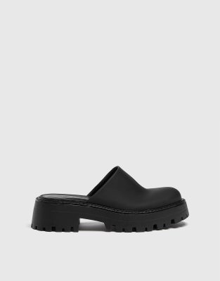 Pull&Bear chunky clog mules in black | ASOS