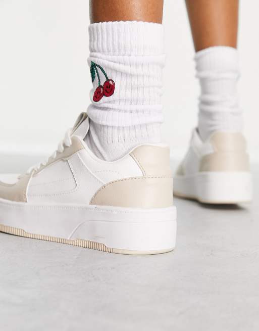 Pull&Bear chunky colourblock trainer in beige and white, 3 of 4