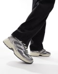 [Pull & Bear] Pull & Bear chunky sole sneakers in metallic silver 42 SILVER