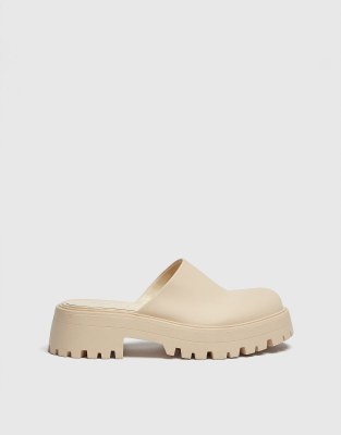 Pull & Bear - Clog-Pantoletten mit dicker Sohle in Beige-Neutral