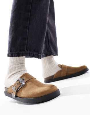 Pull & Bear - Clogs aus braunem Wildleder mit Westernschnalle-Brown