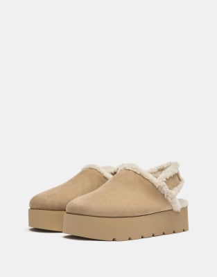 Pull & Bear - Clogs aus Lammfellimitat in Sand mit Plateausohle und Fersenriemen-Bunt