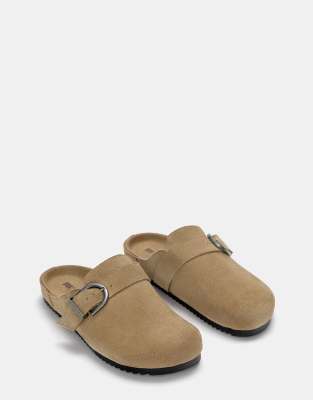 Pull & Bear - Clogs aus Leder in Braun mit Schnalle
