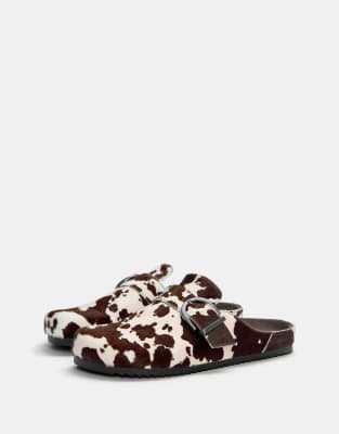 Pull & Bear - Clogs aus Leder mit Kuhmuster im Kontrastdesign-Bunt