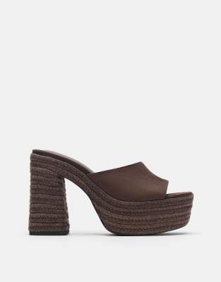 Pull & Bear - Clogs in Rosatönen mit Jute-Plateausohle