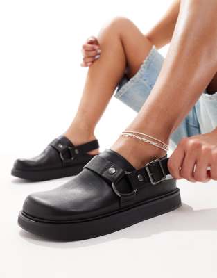 Pull & Bear - Clogs in Schwarz mit Riemen- und Schnallendetails