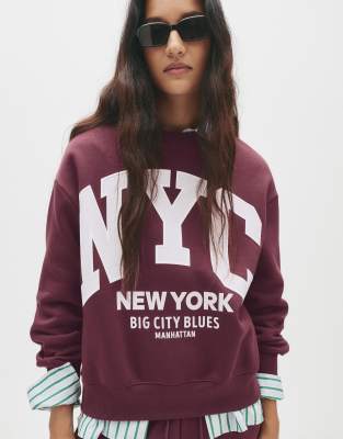 Pull & Bear - College-Sweatshirt in Burgunderrot mit „NYC"-Grafikprint