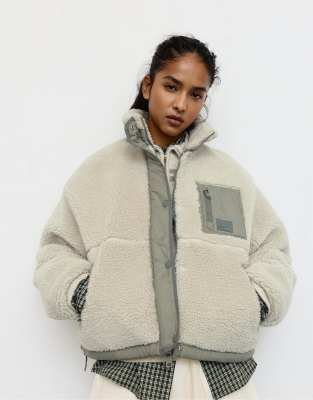 Pull & Bear - Combined - Jacke aus Lammfellimitat in Sandbeige-Neutral