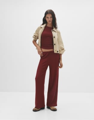 Pull & Bear - Crepe-Hose in Burgunderrot mit weitem Beinschnitt