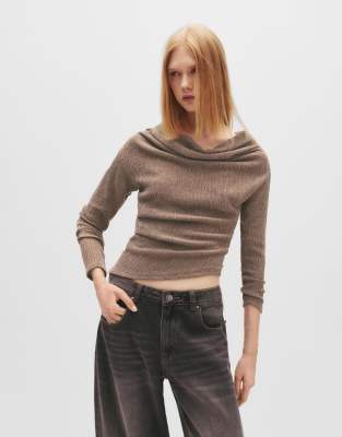Pull & Bear - Crepe-Oberteil in Braun mit U-Boot-Ausschnitt-Brown