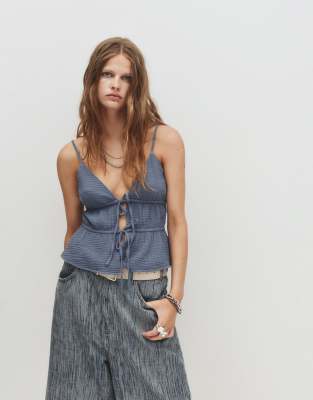 Pull & Bear - Crepe-Oberteil in Stahlblau mit Riemchenträgern und Bindedetails
