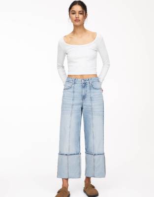 Pull & Bear - Cropped-Jeans in Blau mit Umschlagsaum