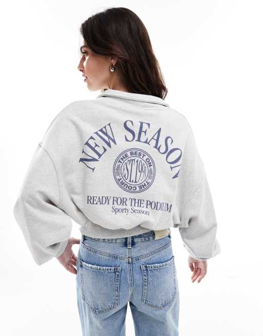 Pull&Bear - Cropped sweater met polokraag en grafische print in lichtgrijs