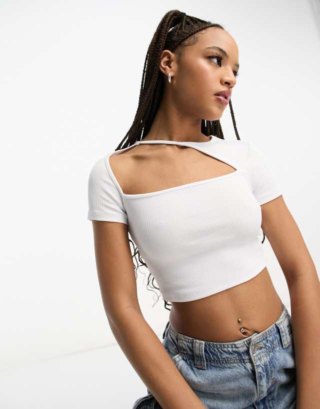 Pull&Bear cut out detail crop t-shirt in white