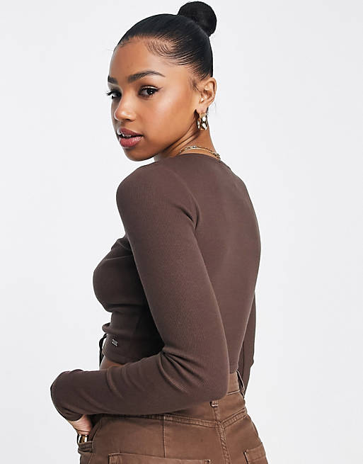 Tops Pull&Bear cut out long sleeve cropped top in brown 