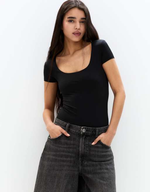 Pull&Bear – Czarne body z poliamidu z krótkimi rękawami i dekoltem w kształcie litery U