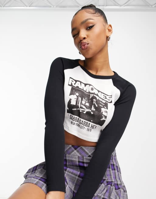 Pull&Bear – Czarno-biały T-shirt z lamówką i grafiką z motywem Ramones