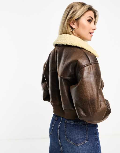 Pull&Bear – Czekoladowobrązowa krótka kurtka bomberka z imitacji skóry ze wstawkami ze sztucznego kożuszka, 4 z 4