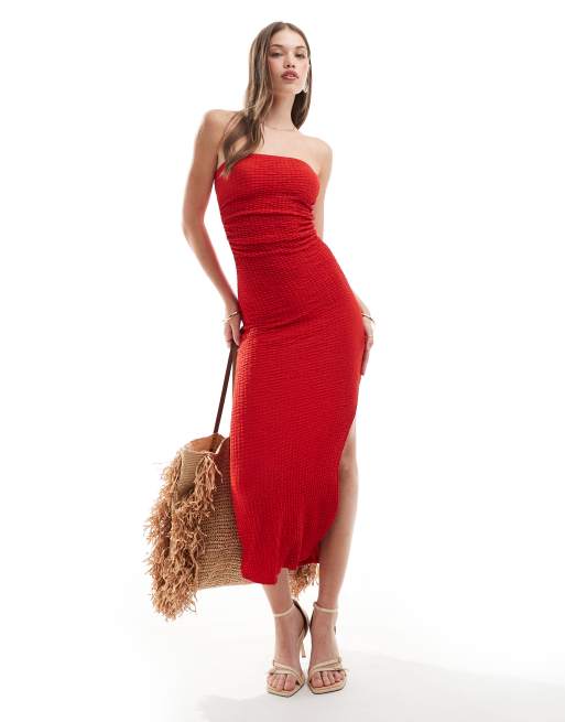 Pull&Bear – Czerwona teksturowana sukienka maxi z dekoltem bandeau i rozcięciem na udzie