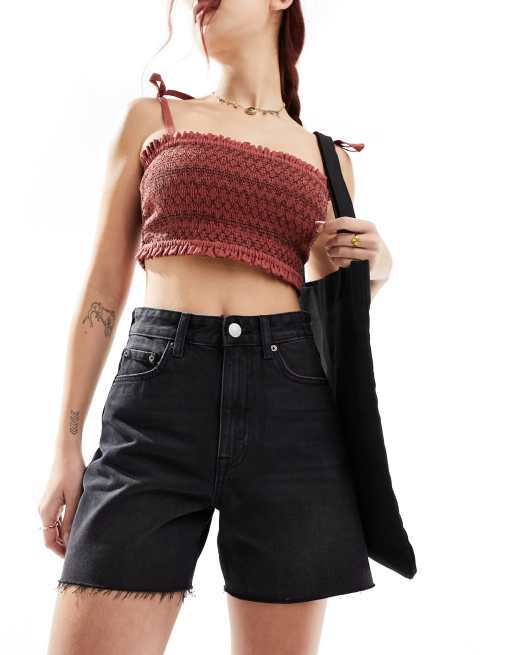 Pull&Bear - Denim short met lange pasvorm, hoge taille en onafgewerkte zoom in zwart