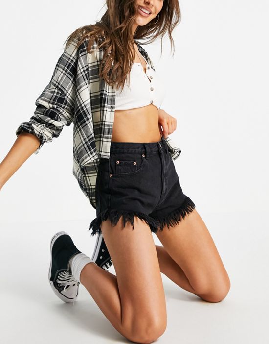 https://images.asos-media.com/products/pullbear-denim-shorts-with-frayed-hem-in-black/23306357-1-black?$n_550w$&wid=550&fit=constrain