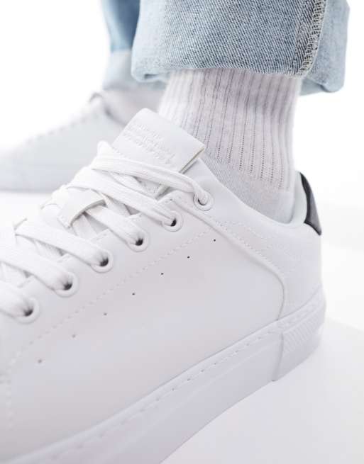 Witte sneakers 2025 met zwarte achterkant