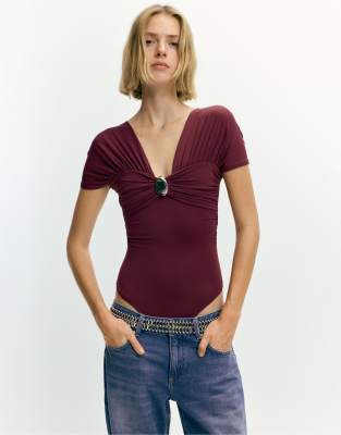 Pull & Bear - Drapierter Body in Burgunderrot mit Schnallendetail