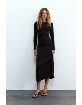 Pull & Bear - Drapiertes Midikleid in Grau