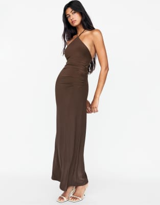 Pull & Bear - Drapiertes Neckholder-Midikleid in Braun