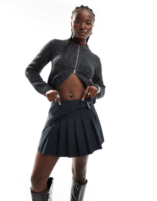 Pull&Bear - Elegante geplooide mini rok met overslag in marineblauw krijtstreep