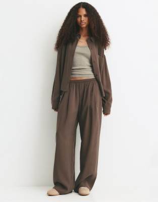 Pull & Bear - Elegante Hose in Braun mit Abnähern-Brown