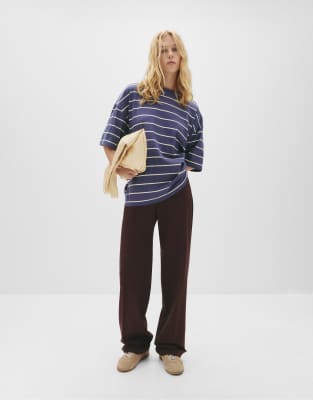 Pull & Bear - Elegante Hose in Burgunderrot mit hohem Bund und geradem Schnitt