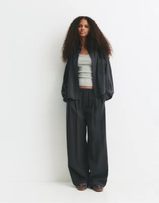 Pull & Bear - Elegante Hose in meliertem Grau mit Abnähern