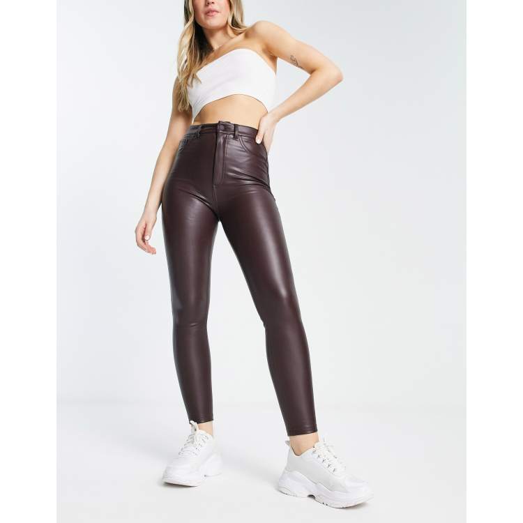 Pull&Bear – Eng geschnittene Hose aus burgunderrotem Kunstleder mit hohem  Bund