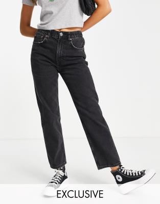 Pull & Bear - Exclusive - Mom-Jeans mit elastischem Bund in Schwarz