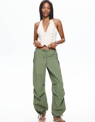 Pull & Bear - Fallschirmhose in Grün
