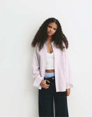 Pull & Bear - Fein gestreiftes Hemd in Rosa