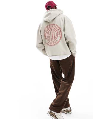 Pull&Bear - Felpa color grigio slavato con cappuccio, orlo grezzo e stampa 
