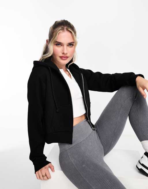 Pull&Bear - Felpa con cappuccio taglio corto nera con zip
