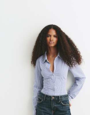 Pull & Bear - Figurbetonte, gestreifte Hemdbluse mit Faltendetails-Bunt