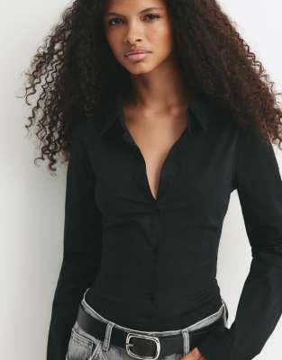 Pull & Bear - Figurbetonte Hemdbluse in Schwarz mit Faltendetails