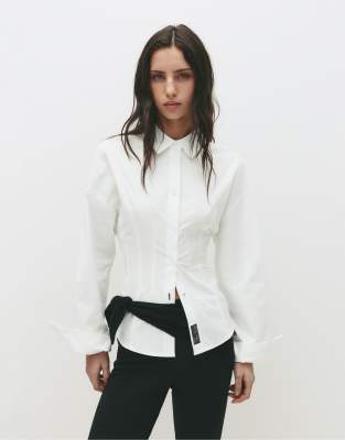 Pull & Bear - Figurbetonte Hemdbluse in Weiß mit Faltendetails