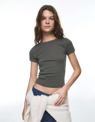 Pull & Bear - Figurbetontes Basic-T-Shirt in dunklem Khaki-Grün