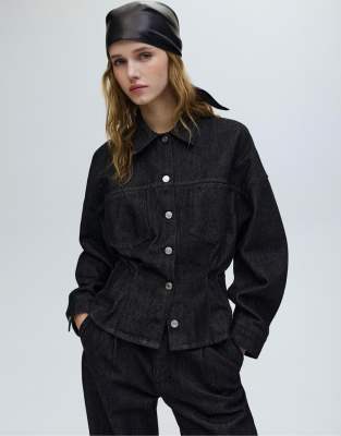 Pull & Bear - Figurbetontes Jeanshemd in Schwarz mit Faltendetails