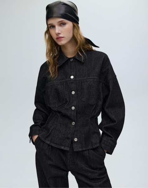 Pull&Bear – Figurbetontes Jeanshemd in Schwarz mit Faltendetails - view 1