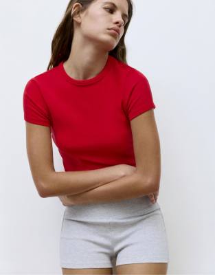 Pull & Bear - Figurbetontes, kurzärmliges T-Shirt in Rot