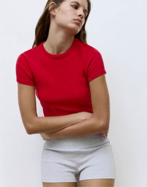 Pull&Bear – Figurbetontes, kurzärmliges T-Shirt in Rot - view 1