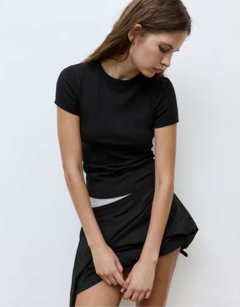 Pull&Bear – Figurbetontes, kurzärmliges T-Shirt in Schwarz - view 1