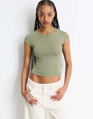 Pull & Bear - Figurbetontes T-Shirt in blassem Khaki mit ausgestellten Ärmeln-Grün