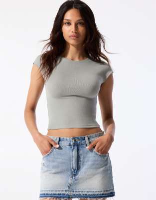 Pull & Bear - Figurbetontes T-Shirt in Grau